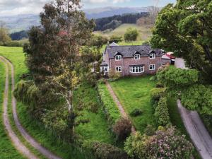 Garway的住宿－Keepers Cottage，乡村房屋的空中景致