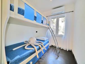 萊里奇的住宿－La Valle Incantata，一间卧室配有双层床,拥有蓝色和白色的墙壁