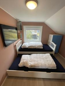 Postel nebo postele na pokoji v ubytování Fjordgård Mountain Aurora View