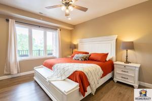 ein Schlafzimmer mit einem Bett und einem Deckenventilator in der Unterkunft New Build - Walk-In 3BR Condo with Arcade Game - FREE TICKETS INCLUDED - FHG-207 in Branson