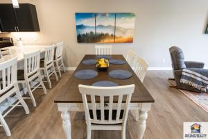 Ein Sitzbereich in der Unterkunft New Build - Walk-In 3BR Condo with Arcade Game - FREE TICKETS INCLUDED - FHG-207