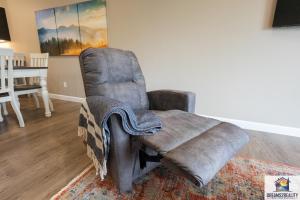 Ein Sitzbereich in der Unterkunft New Build - Walk-In 3BR Condo with Arcade Game - FREE TICKETS INCLUDED - FHG-207