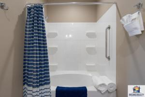 Ein Badezimmer in der Unterkunft New Build - Walk-In 3BR Condo with Arcade Game - FREE TICKETS INCLUDED - FHG-207