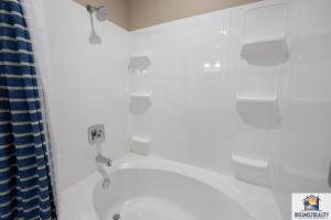 Ein Badezimmer in der Unterkunft New Build - Walk-In 3BR Condo with Arcade Game - FREE TICKETS INCLUDED - FHG-207