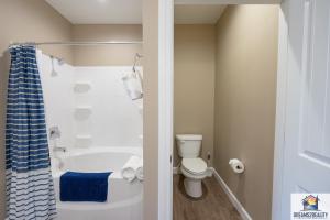 Ein Badezimmer in der Unterkunft New Build - Walk-In 3BR Condo with Arcade Game - FREE TICKETS INCLUDED - FHG-207