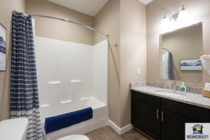 Ein Badezimmer in der Unterkunft New Build - Walk-In 3BR Condo with Arcade Game - FREE TICKETS INCLUDED - FHG-207