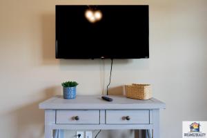 TV/Unterhaltungsangebot in der Unterkunft New Build - Walk-In 3BR Condo with Arcade Game - FREE TICKETS INCLUDED - FHG-207