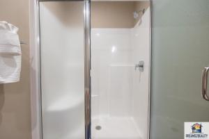 Ein Badezimmer in der Unterkunft New Build - Walk-In 3BR Condo with Arcade Game - FREE TICKETS INCLUDED - FHG-207