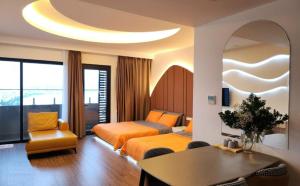 Habitación de hotel con cama, mesa y sillas en SUNNY SMES - FLC Quy Nhon, en Quy Nhon