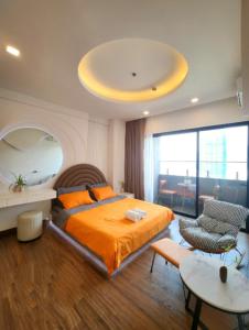 1 dormitorio con 1 cama grande y espejo grande en SUNNY SMES - FLC Quy Nhon, en Quy Nhon