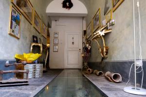 una stanza con un corridoio con una porta e alcuni oggetti di Antiche Mura ad Arezzo