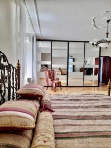 ein Wohnzimmer mit einem Sofa und einem großen Teppich in der Unterkunft Luxurious Oasis: Exquisite Apartment with Garden, Terrace, and Stylish Amenities in Kholodnovidka