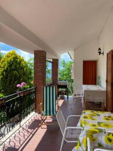 a patio with a table and chairs on a balcony at La Stella Danzante B&B in Camerata Vecchia