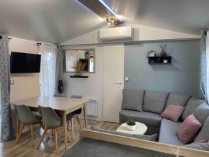 Mobil home 3 chb tout confort, Espace Enfants - Claouey Cap Ferret的休息区