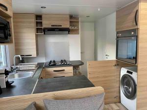 Mobil home 3 chb tout confort, Espace Enfants - Claouey Cap Ferret的厨房或小厨房
