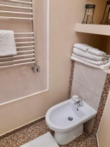 y baño con aseo, lavabo y ducha. en Luxurious Oasis: Exquisite Apartment with Garden, Terrace, and Stylish Amenities en Kholodnovidka