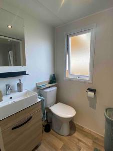 Mobil home 3 chb tout confort, Espace Enfants - Claouey Cap Ferret的一间浴室