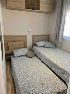 Mobil home 3 chb tout confort, Espace Enfants - Claouey Cap Ferret客房内的一张或多张床位