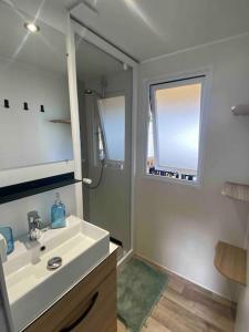 Mobil home 3 chb tout confort, Espace Enfants - Claouey Cap Ferret的一间浴室