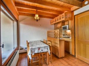kuchnia ze stołem i krzesłami w pokoju w obiekcie Appartement T2+Cabine 6 Pers, Proche Pistes de La Turche aux Gets - FR-1-685-32 w mieście Les Gets