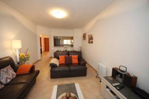 una sala de estar con un sofá y una mesa en JM - St James, apart com WIFI, piscina a 50 mt da Praia, en Lagos