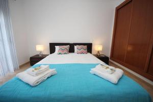 Un dormitorio con una cama grande con toallas. en JM - St James, apart com WIFI, piscina a 50 mt da Praia, en Lagos 18 fotos más