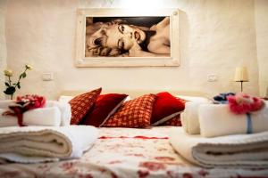 1 dormitorio con 1 cama con una foto en la pared en Antiche Mura, en Arezzo