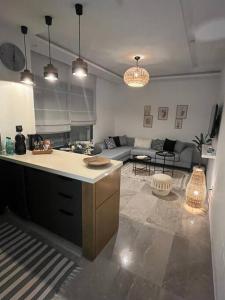 een kamer met een keuken en een woonkamer bij Appartement avec piscine et 10 min plage in Hammamet Nord