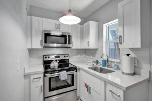 Gallery image of By Las Olas Bl, Pool, Parking, Remodeled & Central in Fort Lauderdale +37 photos