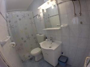 Kúpeľňa v ubytovaní Apartment Lara Pisak + 37 fotografií