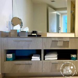 y baño con lavabo y espejo. en Luxury apartment with an amazing view - Daily resort fee and parking not included-, en Hollywood