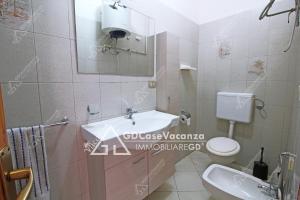 y baño con lavabo, aseo y espejo. en GD Case Vacanza - Villetta Palegano -, en Fontanelle