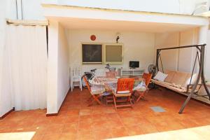 ein Wohnzimmer mit einem Tisch, Stühlen und einem Sofa in der Unterkunft GD Case Vacanza - Villetta Palegano - in Fontanelle
