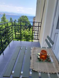 eine Bank auf einem Balkon mit Meerblick in der Unterkunft Apartment Drazica in Opatija