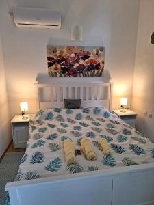 ein Schlafzimmer mit einem Bett mit zwei Kissen darauf in der Unterkunft Apartment Drazica in Opatija