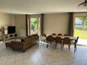 TV a/nebo společenská místnost v ubytování Maison familiale à Nanterre - Paris