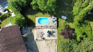 an overhead view of a yard with a swimming pool at Mon Cocon Bressan in Saint-Julien-sur-Reyssouze