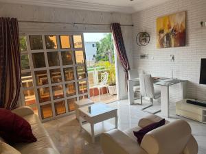 - un salon avec un canapé et une table dans l'établissement Appartement Altona, à Lomé
