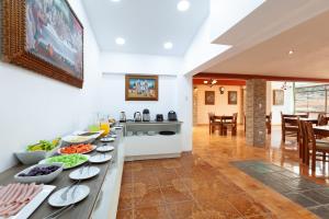 uma cozinha com um buffet de comida num balcão em Hotel Amerinka em Cusco