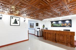 um átrio de um hotel com tecto de madeira em Hotel Amerinka em Cusco