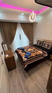1 dormitorio con 1 cama grande con iluminación púrpura en Nawaris istanbul, en Esenyurt