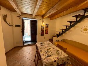 チェファルにあるCasa Emanueleの小さな部屋(テーブル、階段付)