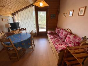 Televízia a/alebo spoločenská miestnosť v ubytovaní Appartement cosy proche centre et pistes, balcon, parking - FR-1-693-43