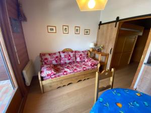 Posteľ alebo postele v izbe v ubytovaní Appartement cosy proche centre et pistes, balcon, parking - FR-1-693-43