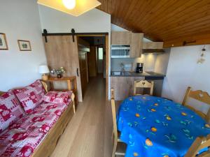 salon z łóżkiem i kuchnią w obiekcie Appartement cosy proche centre et pistes, balcon, parking - FR-1-693-43 w mieście Châtel