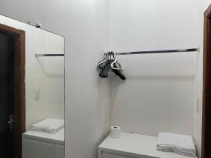 a white bathroom with a mirror and a toilet at Flats LaMaison, Arse 81 in Palmas