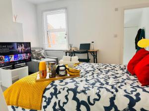 ein Schlafzimmer mit einem Bett, auf dem ein Tablett mit Essen steht in der Unterkunft Cosy private double ensuite room with free parking RG302RL in Reading