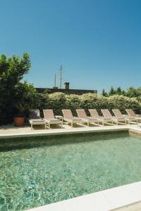 un grupo de sillas sentadas junto a una piscina en Deluxe apartment Marghareta, en Dubrovnik