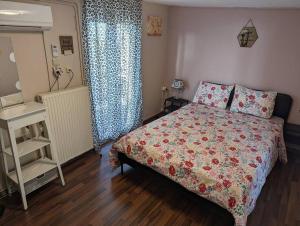 1 Schlafzimmer mit einem Bett mit Blumenbettdecke in der Unterkunft Sunny Terrace in Glyfada in Athen