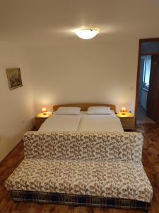 un letto in una stanza con due lampade su due tavoli di Apartment Milan a Trenta